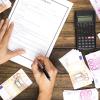 freepik.esfoto-gratisvista-superior-hombre-firmando-contrato_5128207.htm_fromview_search_page_1_position_14_uuid_786cb5b1-9523-4be0-85bf-4773fe31588e_query_formulario_gastos_y_compras_eurosimagen_de.jpg.